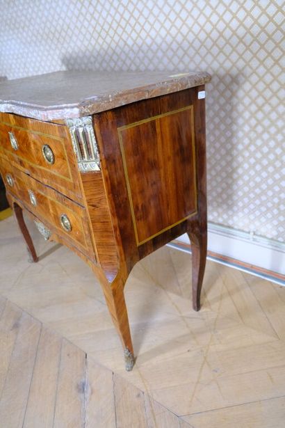 Petite commode en placage de bois de rose...