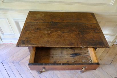 Ensemble en chêne ciré comprenant: 
- Une...