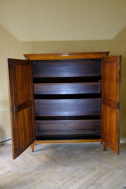 Petite armoire en acajou et placage d'acajou...