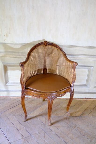 Fauteuil de bureau canné en hêtre mouluré...