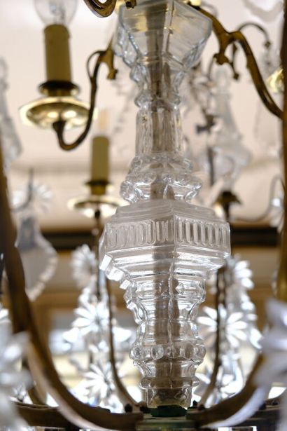 Lustre à pendeloques à neuf bras de lumière...