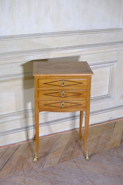 Petite table volante en merisier incrusté...