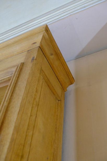 Paire de deux vitrines en chêne surmontée...