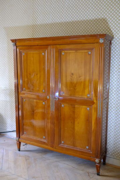 Petite armoire en acajou et placage d'acajou...