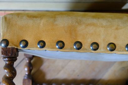 Ensemble en chêne ciré comprenant: 
- Une...