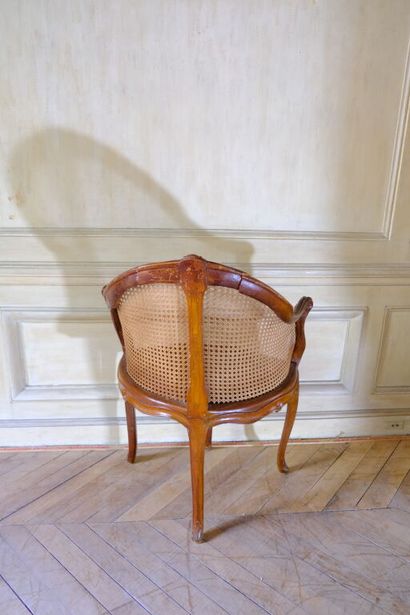 Fauteuil de bureau canné en hêtre mouluré...