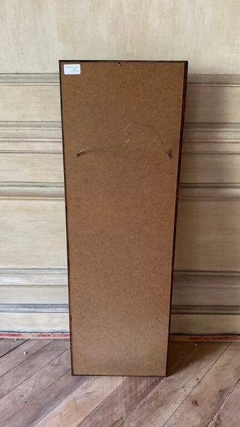 Miroir étroit dans un encadrement en bois...