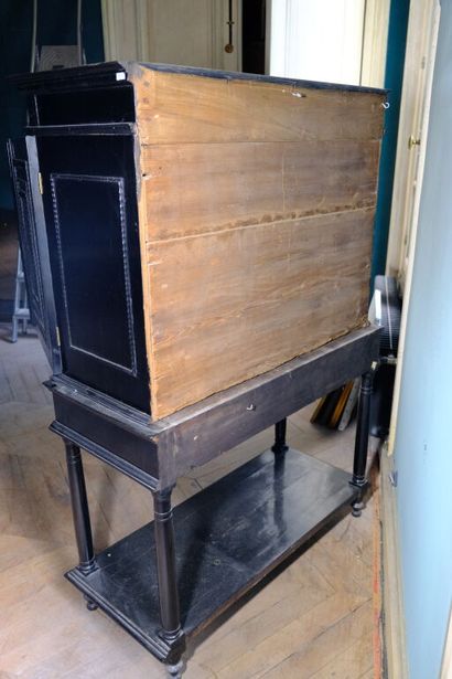 Cabinet à hauteur d'appui de forme architecturée...