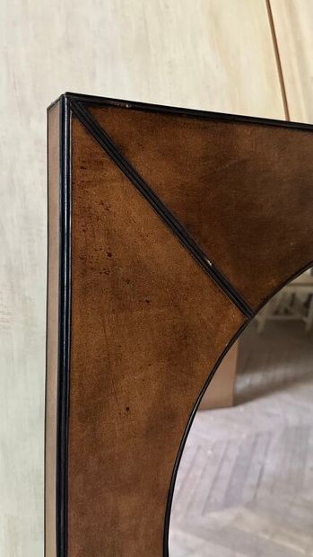 Miroir à vue de forme ronde, dans un encadrement...