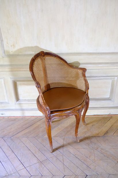 Fauteuil de bureau canné en hêtre mouluré...