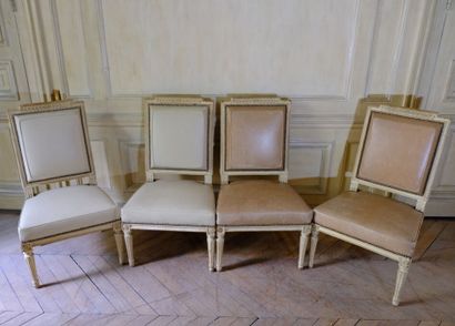 Suite de quatre chaises à assises basses...