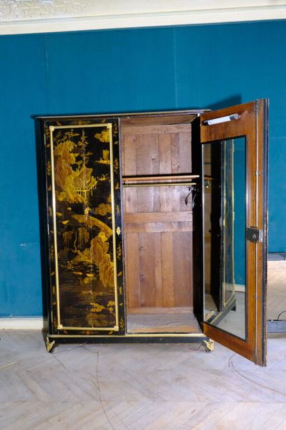Armoire à décor de panneaux en laque européenne...