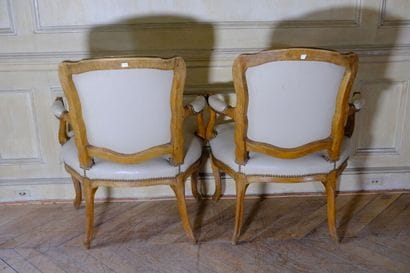 Paire de fauteuils à dossier cabriolet de...