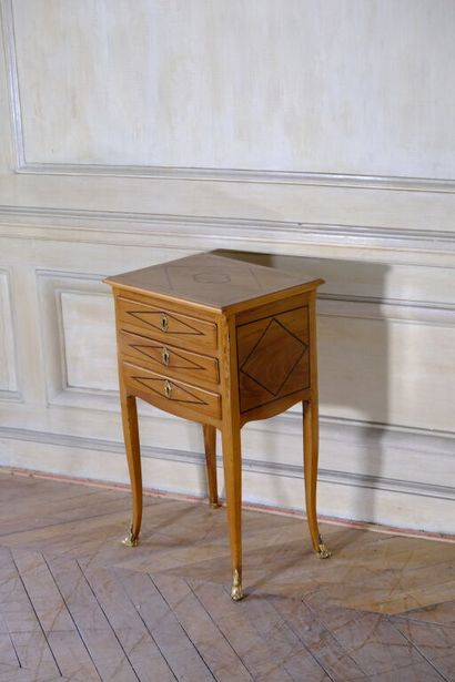 Petite table volante en merisier incrusté...