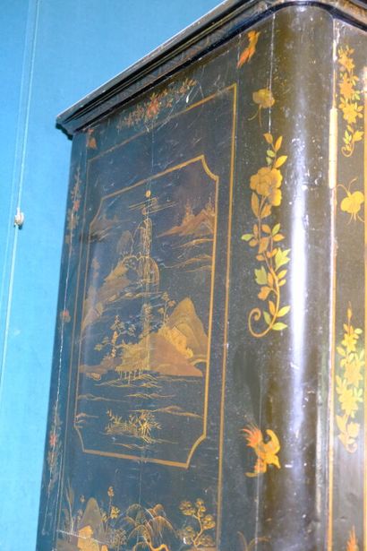 Armoire à décor de panneaux en laque européenne...