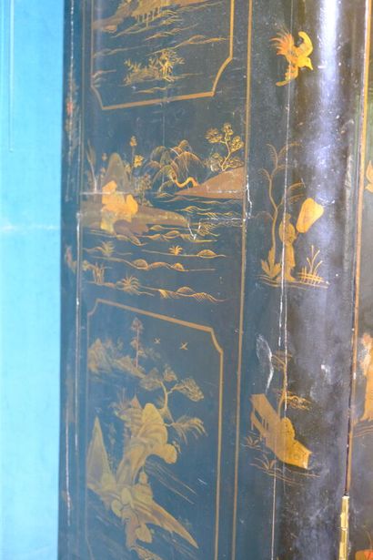 Armoire à décor de panneaux en laque européenne...