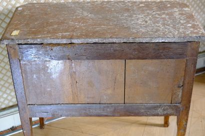 Petite commode en placage de bois de rose...