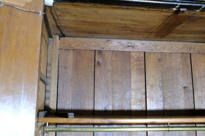 Armoire à décor de panneaux en laque européenne...