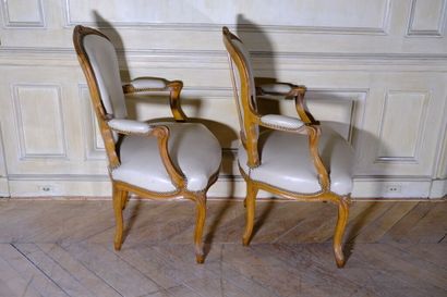 Paire de fauteuils cabriolets à dossier violoné...