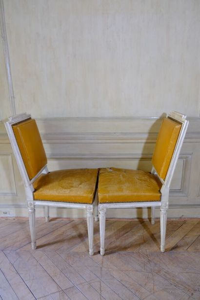 Paire de chaises à dossier plat en bois laqué...