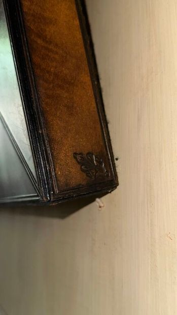 Miroir à vue de forme ronde, dans un encadrement...