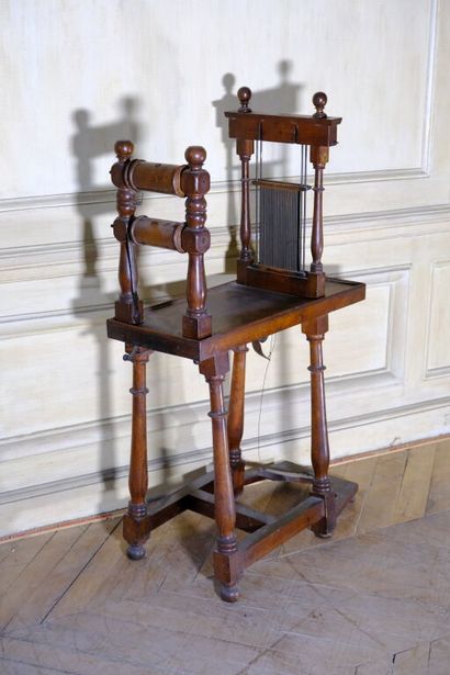 Métier à tisser en bois naturel. Les montants...