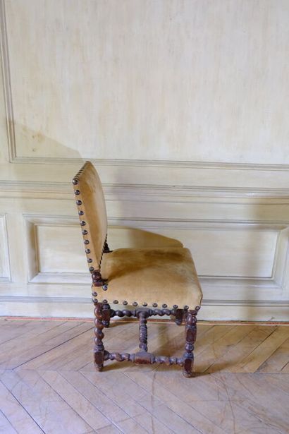 Ensemble en chêne ciré comprenant: 
- Une...
