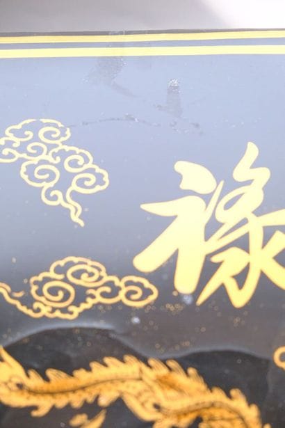 CHINE.
Coffret laqué noir et or, les anses...