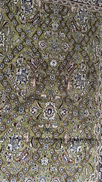 TAPIS d'ORIENT.
Tapis en laine et soie à...