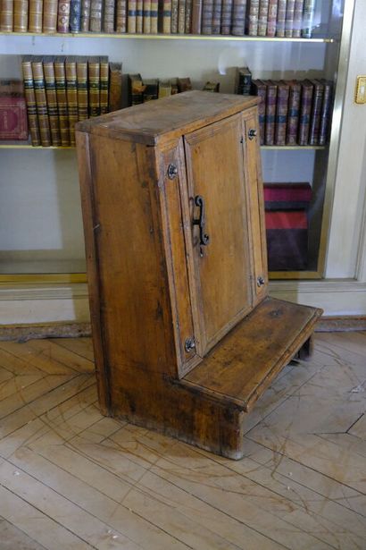 Prie dieu en noyer mouluré ouvrant par deux...