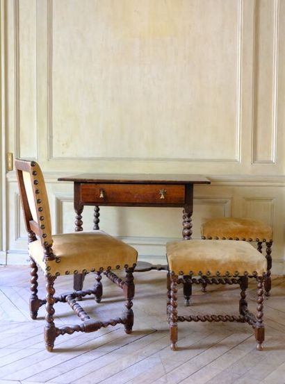 Ensemble en chêne ciré comprenant: 
- Une...