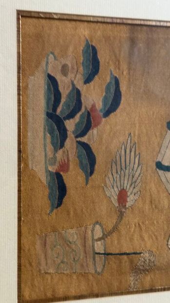 CHINE.
Petit panneau en kesi sur fond jaune,...
