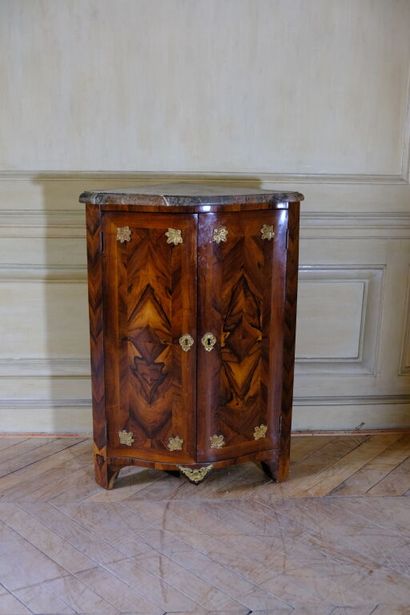 Encoignure à deux vantaux en placage de palissandre...