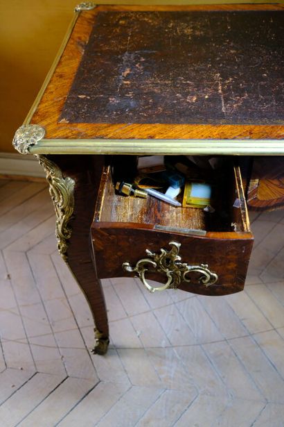 Bureau plat rectangulaire à décor marqueté...