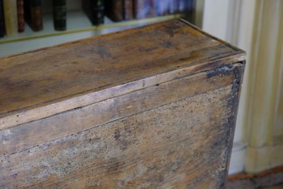 Prie dieu en noyer mouluré ouvrant par deux...
