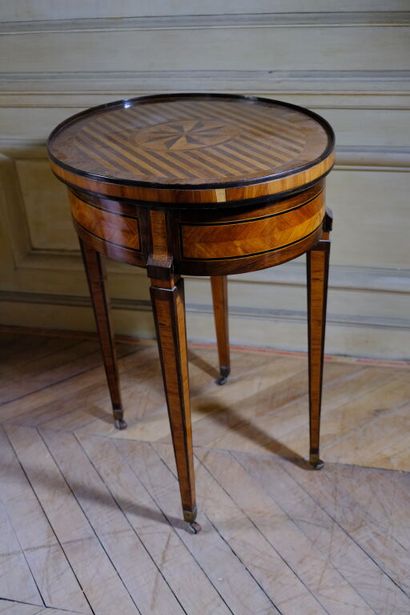 Petite table volante de forme ovale à décor...