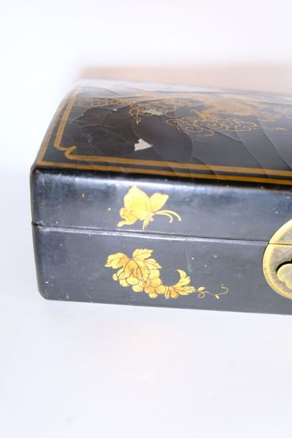 CHINE.
Coffret laqué noir et or, les anses...