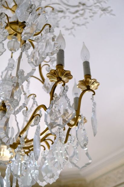 Lustre à neuf bras de lumière en bronze soutenant...