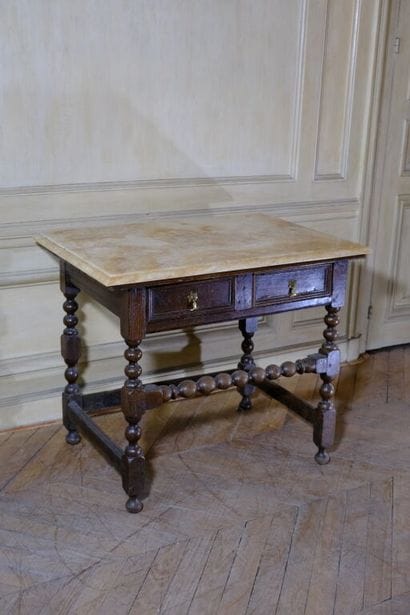 Table de style Louis XIII en bois mouluré...