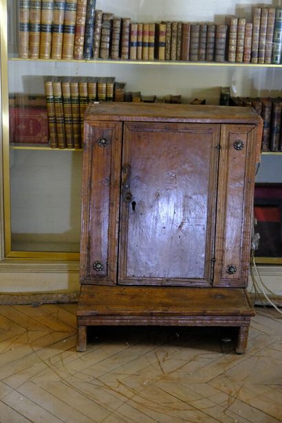 Prie dieu en noyer mouluré ouvrant par deux...