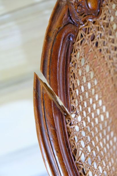 Fauteuil de bureau canné en hêtre mouluré...