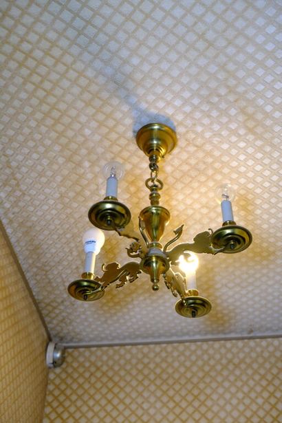 Trois lustres en laiton à 4 bras de lumière...