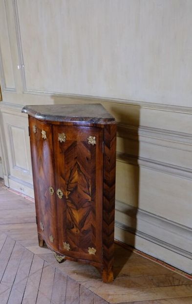 Encoignure à deux vantaux en placage de palissandre...