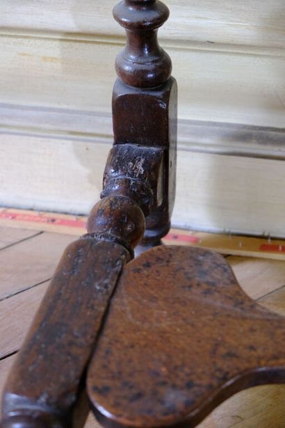 Ensemble en chêne ciré comprenant: 
- Une...