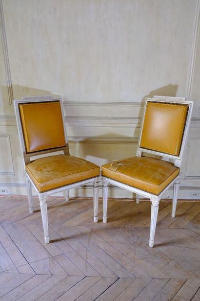 Paire de chaises à dossier plat en bois laqué...