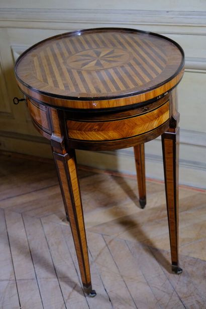 Petite table volante de forme ovale à décor...