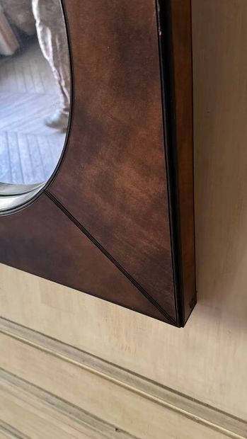 Miroir à vue de forme ronde, dans un encadrement...