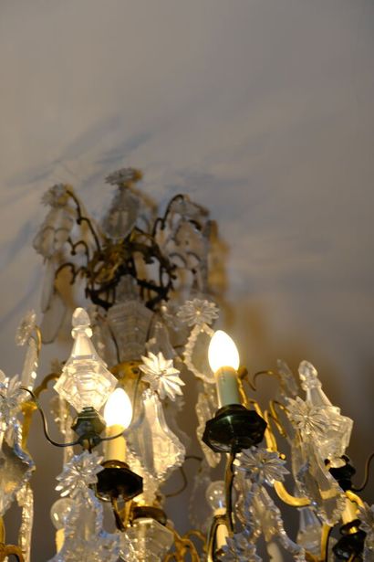 Lustre à pendeloques à neuf bras de lumière...