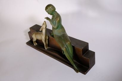 Jean MOY (XXème siècle)
Élégante au sautoir...