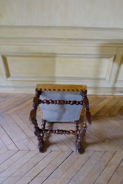 Ensemble en chêne ciré comprenant: 
- Une...